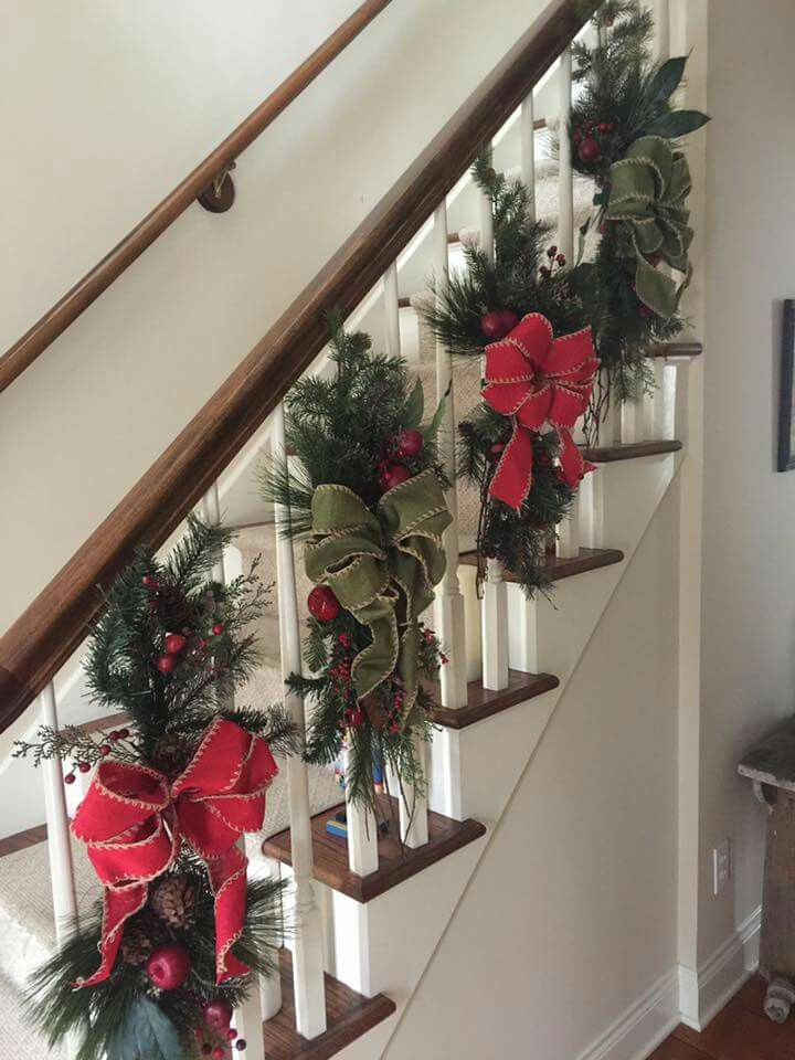 escalier orné de couronnes de noel 